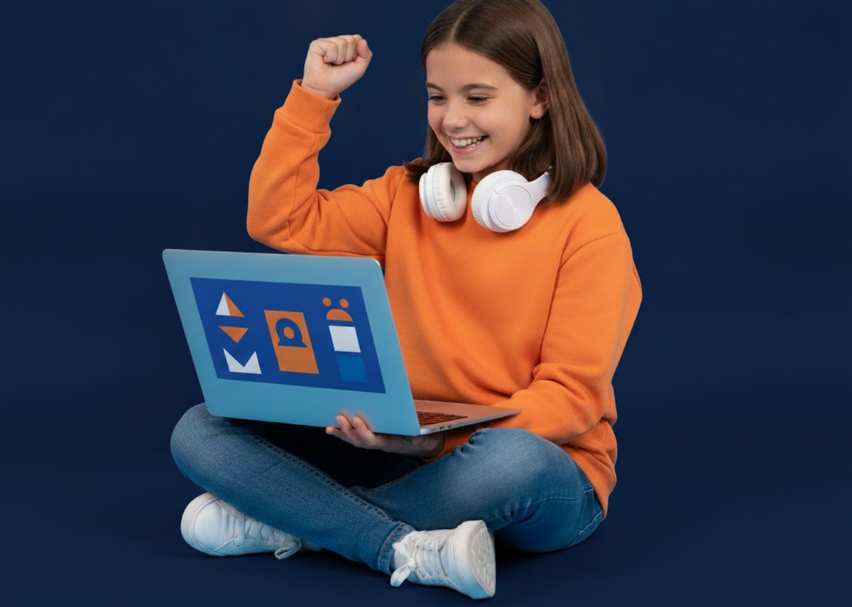Alumna celebrando un logro en su clase online
